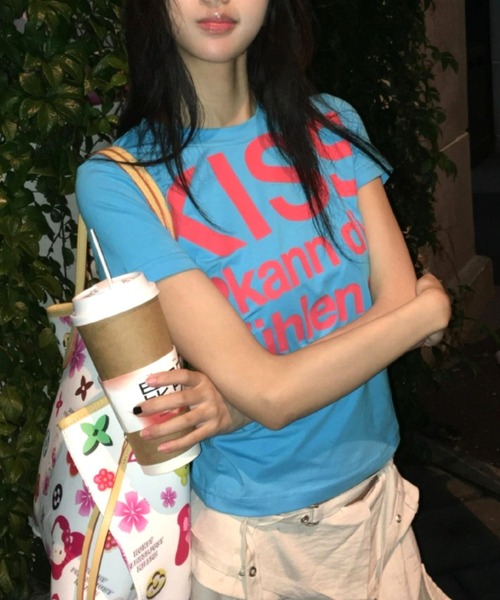 Vipoa(ヴィポア)の「KISS LOGOグラフィックTシャツ(Tシャツ/カットソー・レディース・ブルー/ホワイト・FREE)」の18枚目の写真
