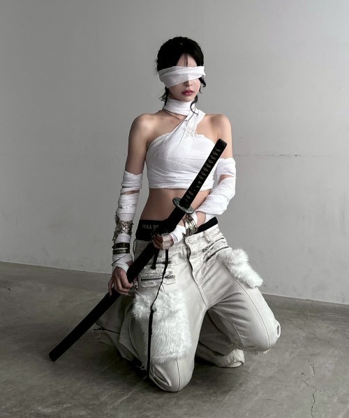 YIKAI LABORATORY（イカイラボラトリー）の「【YIKAI LABORATORY】inn3er radiance denim  / 【イカイラボラトリー】フェイクファーポケットダメージフレアデニムパンツ（デニムパンツ・メンズ・ホワイト・01/02）」の9枚目の写真