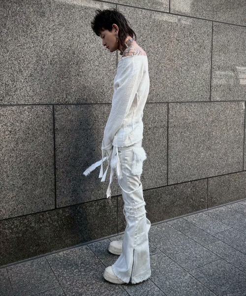 YIKAI LABORATORY（イカイラボラトリー）の「【YIKAI LABORATORY】inn3er radiance denim  / 【イカイラボラトリー】フェイクファーポケットダメージフレアデニムパンツ（デニムパンツ・メンズ・ホワイト・01/02）」の16枚目の写真