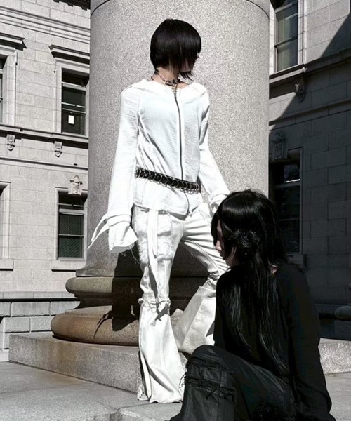 YIKAI LABORATORY（イカイラボラトリー）の「【YIKAI LABORATORY】inn3er radiance denim  / 【イカイラボラトリー】フェイクファーポケットダメージフレアデニムパンツ（デニムパンツ・メンズ・ホワイト・01/02）」の6枚目の写真