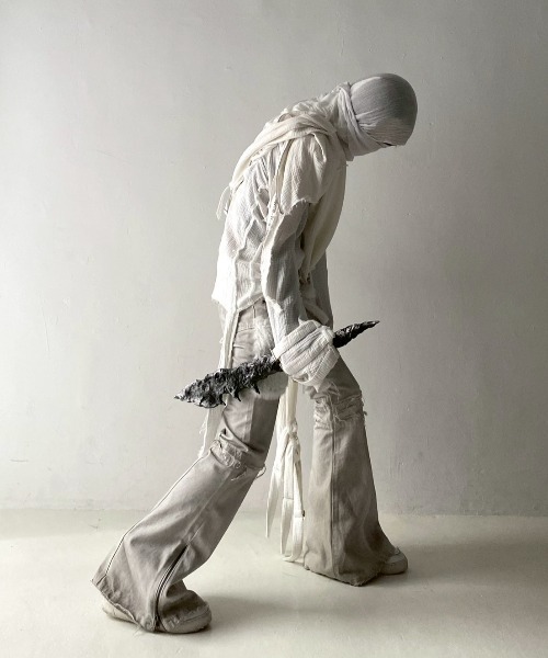 YIKAI LABORATORY（イカイラボラトリー）の「【YIKAI LABORATORY】inn3er radiance denim  / 【イカイラボラトリー】フェイクファーポケットダメージフレアデニムパンツ（デニムパンツ・メンズ・ホワイト・01/02）」の8枚目の写真