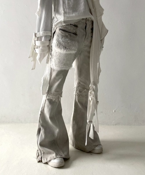 YIKAI LABORATORY（イカイラボラトリー）の「【YIKAI LABORATORY】inn3er radiance denim  / 【イカイラボラトリー】フェイクファーポケットダメージフレアデニムパンツ（デニムパンツ・メンズ・ホワイト・01/02）」の22枚目の写真