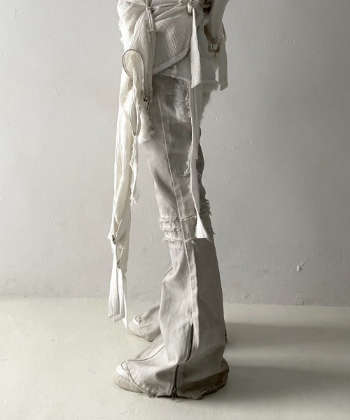 YIKAI LABORATORY（イカイラボラトリー）の「【YIKAI LABORATORY】inn3er radiance denim  / 【イカイラボラトリー】フェイクファーポケットダメージフレアデニムパンツ（デニムパンツ・メンズ・ホワイト・01/02）」の19枚目の写真