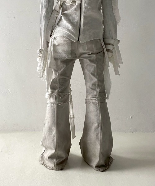 YIKAI LABORATORY（イカイラボラトリー）の「【YIKAI LABORATORY】inn3er radiance denim  / 【イカイラボラトリー】フェイクファーポケットダメージフレアデニムパンツ（デニムパンツ・メンズ・ホワイト・01/02）」の20枚目の写真