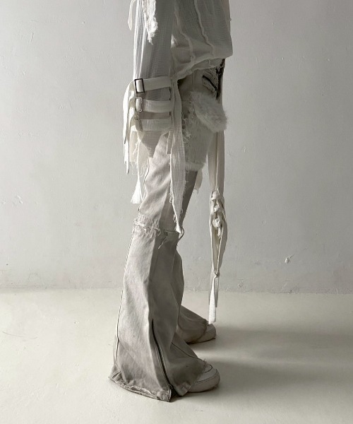 YIKAI LABORATORY（イカイラボラトリー）の「【YIKAI LABORATORY】inn3er radiance denim  / 【イカイラボラトリー】フェイクファーポケットダメージフレアデニムパンツ（デニムパンツ・メンズ・ホワイト・01/02）」の21枚目の写真