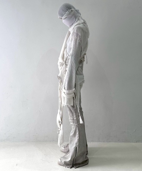 YIKAI LABORATORY（イカイラボラトリー）の「【YIKAI LABORATORY】inn3er radiance denim  / 【イカイラボラトリー】フェイクファーポケットダメージフレアデニムパンツ（デニムパンツ・メンズ・ホワイト・01/02）」の11枚目の写真