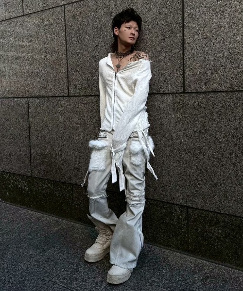 YIKAI LABORATORY（イカイラボラトリー）の「【YIKAI LABORATORY】inn3er radiance denim  / 【イカイラボラトリー】フェイクファーポケットダメージフレアデニムパンツ（デニムパンツ・メンズ・ホワイト・01/02）」の15枚目の写真