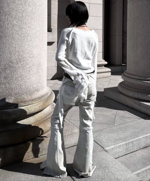 YIKAI LABORATORY（イカイラボラトリー）の「【YIKAI LABORATORY】inn3er radiance denim  / 【イカイラボラトリー】フェイクファーポケットダメージフレアデニムパンツ（デニムパンツ・メンズ・ホワイト・01/02）」の7枚目の写真