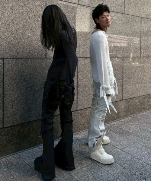 YIKAI LABORATORY（イカイラボラトリー）の「【YIKAI LABORATORY】inn3er radiance denim  / 【イカイラボラトリー】フェイクファーポケットダメージフレアデニムパンツ（デニムパンツ・メンズ・ホワイト・01/02）」の2枚目の写真