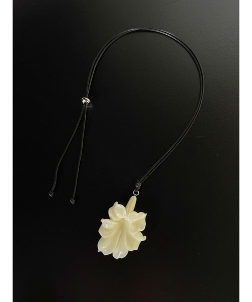 Didot.showroom(ディドット ショールーム)の「フラワーモチーフネックレス(ACC 005)(ネックレス・レディース・アイボリー/ブラック・FREE)」の1枚目の写真