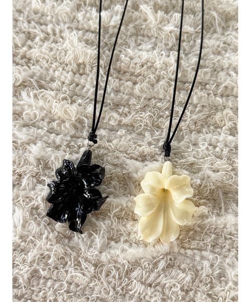 Didot.showroom(ディドット ショールーム)の「フラワーモチーフネックレス(ACC 005)(ネックレス・レディース・アイボリー/ブラック・FREE)」の2枚目の写真