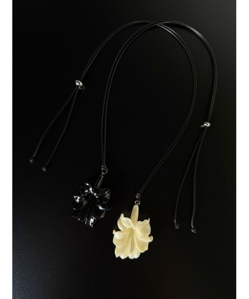Didot.showroom(ディドット ショールーム)の「フラワーモチーフネックレス(ACC 005)(ネックレス・レディース・アイボリー/ブラック・FREE)」の6枚目の写真