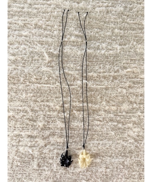 Didot.showroom(ディドット ショールーム)の「フラワーモチーフネックレス(ACC 005)(ネックレス・レディース・アイボリー/ブラック・FREE)」の5枚目の写真