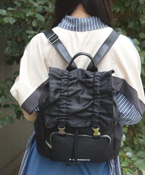 axes femme（アクシーズファム）の「ギャザーフラップリュック（バックパック/リュック・レディース・ブラック/グレイッシュベージュ・FREE）」の4枚目の写真