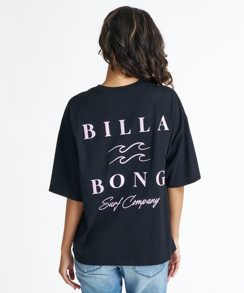 BILLABONG(ビラボン)の「BILLABONG ウィメンズ SERIF CLEAN LOGO MEDIUM LOOSE TEE Tシャツ 【2026年夏モデル】(Tシャツ/カットソー・レディース・ホワイト/ブラック・MEDIUM)」の1枚目の写真