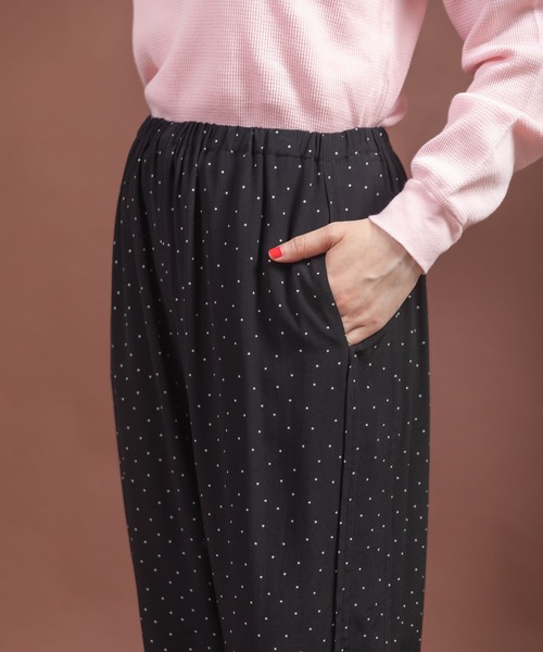 CHILD WOMAN（チャイルドウーマン）の「レーヨンちりめん抜染ドットプリントパンツ（その他パンツ・レディース・ブラック・FREE）」の6枚目の写真