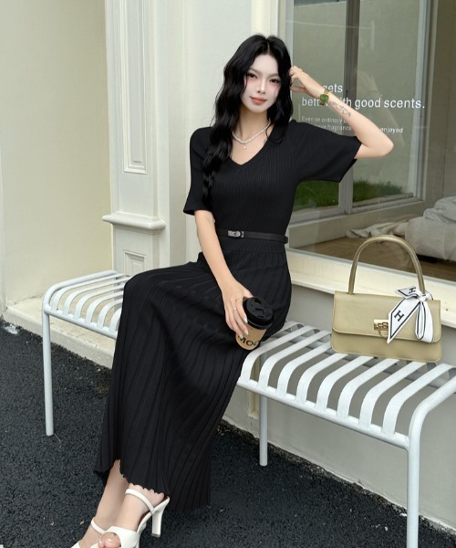 FAVORITO（ファヴォリート）の「Vネックニットワンピース（ワンピース・レディース・ブラック/モカ・F）」の3枚目の写真