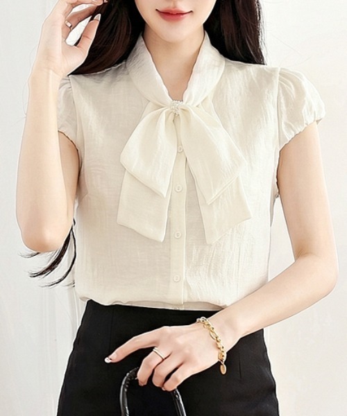 AMAJI(アマジ)の「パール リボン付き パフスリーブ ブラウス(シャツ/ブラウス・レディース・ベージュ・X-LARGE/LARGE/MEDIUM/SMALL)」の1枚目の写真