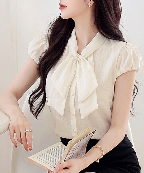 AMAJI(アマジ)の「パール リボン付き パフスリーブ ブラウス(シャツ/ブラウス・レディース・ベージュ・X-LARGE/LARGE/MEDIUM/SMALL)」の3枚目の写真