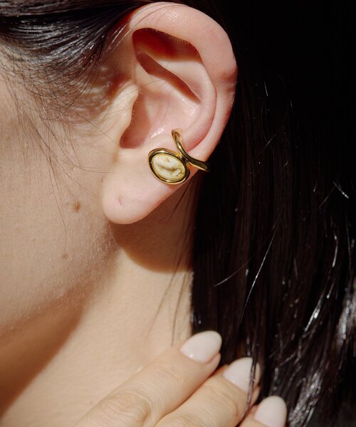 ear PAPILLONNER(イアパピヨネ)の「ポイントカラーイヤーカフ(イヤーカフ・レディース・ゴールド・FREE)」の2枚目の写真