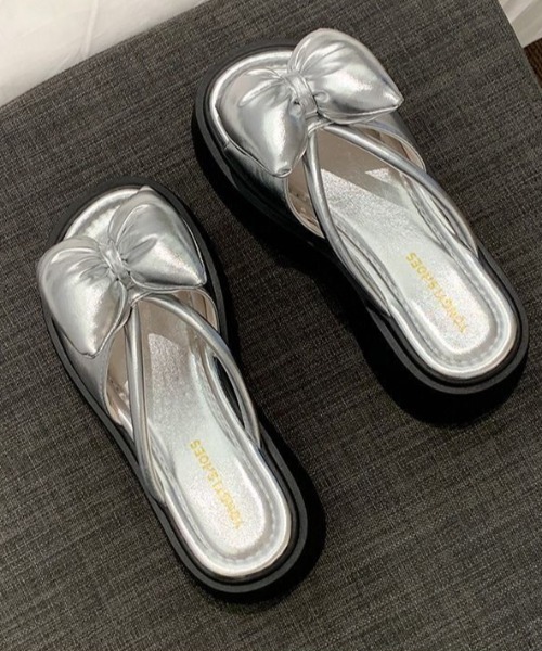 MELT(メルト)の「リボン厚底サンダル(サンダル・レディース・ブラック/シルバー・23.5cm/24.5cm)」の4枚目の写真
