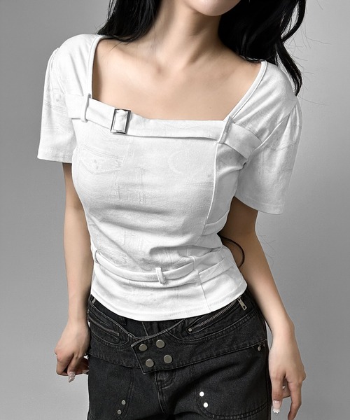 FOLLOWIN(フォロウィン)の「バックルポイントスクエアネック半袖トップス(Tシャツ/カットソー・レディース・ホワイト/グレー・FREE)」の1枚目の写真