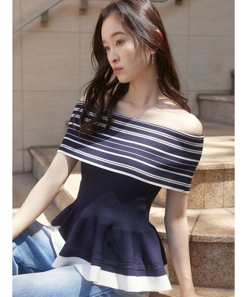 LAGUNAMOON（ラグナムーン）の「ボーダーペプラムオフショルニットプルオーバー 【夏服】（ニット/セーター・レディース・ホワイト/ネイビー・FREE）」の2枚目の写真