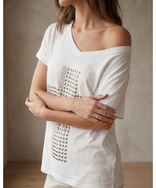 CHEER(チアー)の「クロススタッズ♪ 2WAY オフショル風 クロップド丈 Vネックトップス(Tシャツ/カットソー・レディース・カーキ/ホワイト・FREE)」の1枚目の写真