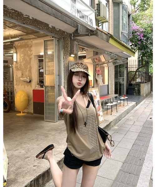 CHEER(チアー)の「クロススタッズ♪ 2WAY オフショル風 クロップド丈 Vネックトップス(Tシャツ/カットソー・レディース・カーキ/ホワイト・FREE)」の4枚目の写真