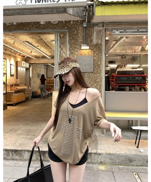 CHEER(チアー)の「クロススタッズ♪ 2WAY オフショル風 クロップド丈 Vネックトップス(Tシャツ/カットソー・レディース・カーキ/ホワイト・FREE)」の5枚目の写真