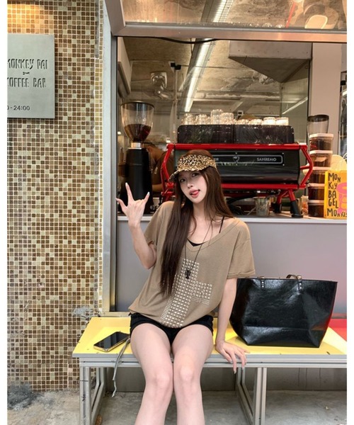 CHEER(チアー)の「クロススタッズ♪ 2WAY オフショル風 クロップド丈 Vネックトップス(Tシャツ/カットソー・レディース・カーキ/ホワイト・FREE)」の9枚目の写真
