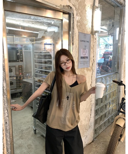 CHEER(チアー)の「クロススタッズ♪ 2WAY オフショル風 クロップド丈 Vネックトップス(Tシャツ/カットソー・レディース・カーキ/ホワイト・FREE)」の10枚目の写真