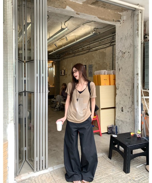 CHEER(チアー)の「クロススタッズ♪ 2WAY オフショル風 クロップド丈 Vネックトップス(Tシャツ/カットソー・レディース・カーキ/ホワイト・FREE)」の11枚目の写真