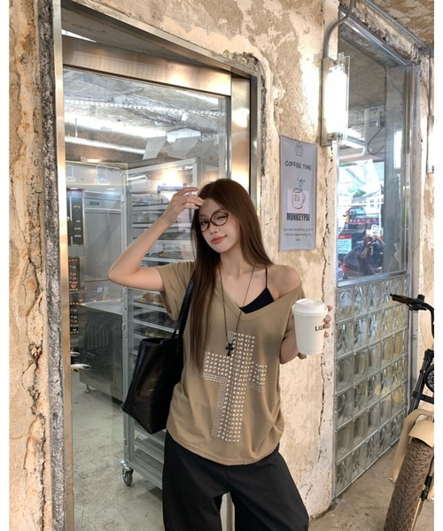 CHEER(チアー)の「クロススタッズ♪ 2WAY オフショル風 クロップド丈 Vネックトップス(Tシャツ/カットソー・レディース・カーキ/ホワイト・FREE)」の12枚目の写真