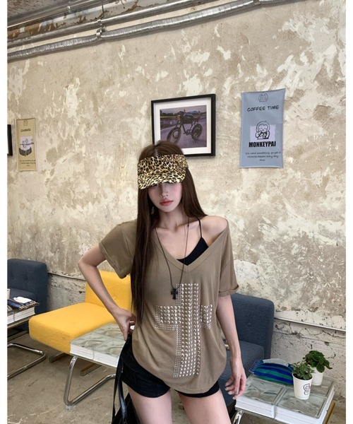 CHEER(チアー)の「クロススタッズ♪ 2WAY オフショル風 クロップド丈 Vネックトップス(Tシャツ/カットソー・レディース・カーキ/ホワイト・FREE)」の14枚目の写真