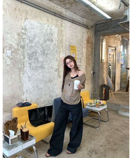 CHEER(チアー)の「クロススタッズ♪ 2WAY オフショル風 クロップド丈 Vネックトップス(Tシャツ/カットソー・レディース・カーキ/ホワイト・FREE)」の16枚目の写真