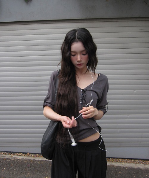 modimood(モディムード)の「ワイドヘンリーネックロールスリーブTシャツ(Tシャツ/カットソー・レディース・アイボリー/バーガンディー/チャコール・FREE)」の6枚目の写真