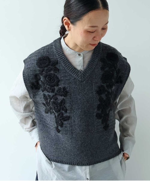 yuni(ユニ )の「Wool Hand Embroidery Vest(ベスト・レディース・オフホワイト/チャコールグレー・FREE)」の1枚目の写真