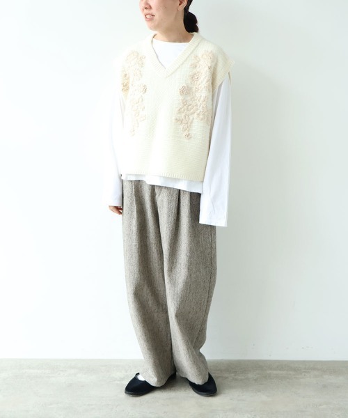 yuni(ユニ )の「Wool Hand Embroidery Vest(ベスト・レディース・オフホワイト/チャコールグレー・FREE)」の10枚目の写真