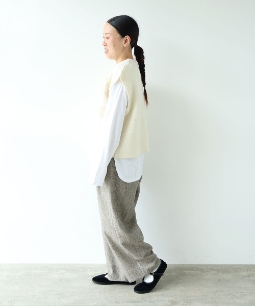yuni(ユニ )の「Wool Hand Embroidery Vest(ベスト・レディース・オフホワイト/チャコールグレー・FREE)」の11枚目の写真