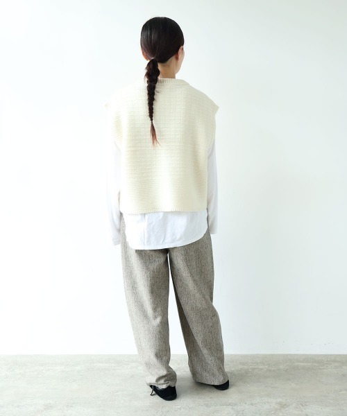 yuni(ユニ )の「Wool Hand Embroidery Vest(ベスト・レディース・オフホワイト/チャコールグレー・FREE)」の12枚目の写真