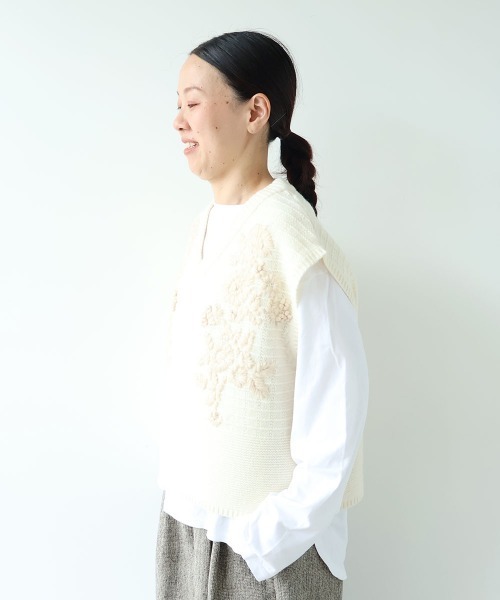 yuni(ユニ )の「Wool Hand Embroidery Vest(ベスト・レディース・オフホワイト/チャコールグレー・FREE)」の15枚目の写真