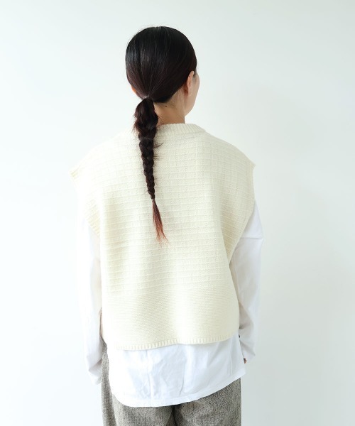 yuni(ユニ )の「Wool Hand Embroidery Vest(ベスト・レディース・オフホワイト/チャコールグレー・FREE)」の16枚目の写真