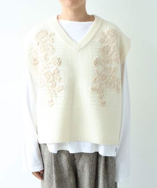 yuni(ユニ )の「Wool Hand Embroidery Vest(ベスト・レディース・オフホワイト/チャコールグレー・FREE)」の17枚目の写真