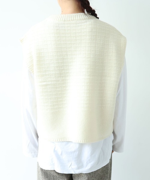 yuni(ユニ )の「Wool Hand Embroidery Vest(ベスト・レディース・オフホワイト/チャコールグレー・FREE)」の19枚目の写真