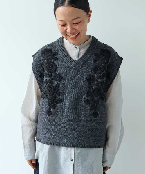 yuni(ユニ )の「Wool Hand Embroidery Vest(ベスト・レディース・オフホワイト/チャコールグレー・FREE)」の7枚目の写真