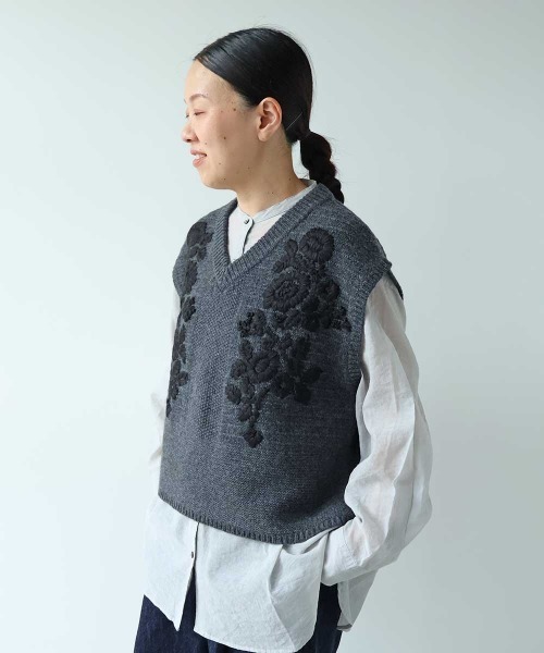 yuni(ユニ )の「Wool Hand Embroidery Vest(ベスト・レディース・オフホワイト/チャコールグレー・FREE)」の8枚目の写真