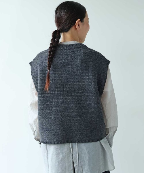 yuni(ユニ )の「Wool Hand Embroidery Vest(ベスト・レディース・オフホワイト/チャコールグレー・FREE)」の9枚目の写真