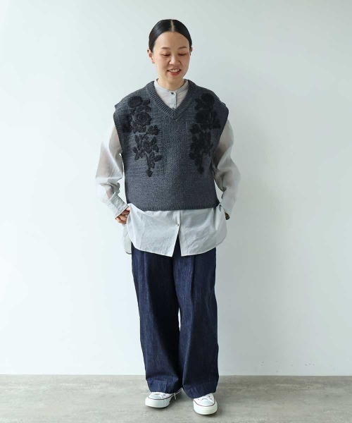 yuni(ユニ )の「Wool Hand Embroidery Vest(ベスト・レディース・オフホワイト/チャコールグレー・FREE)」の3枚目の写真