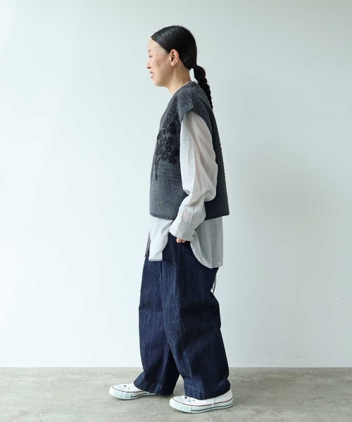 yuni(ユニ )の「Wool Hand Embroidery Vest(ベスト・レディース・オフホワイト/チャコールグレー・FREE)」の4枚目の写真